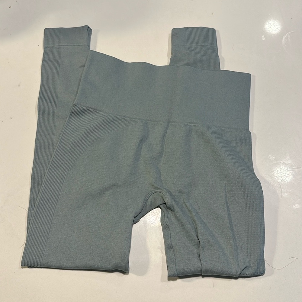 Set active baby blue leggings size small 
Lightly used